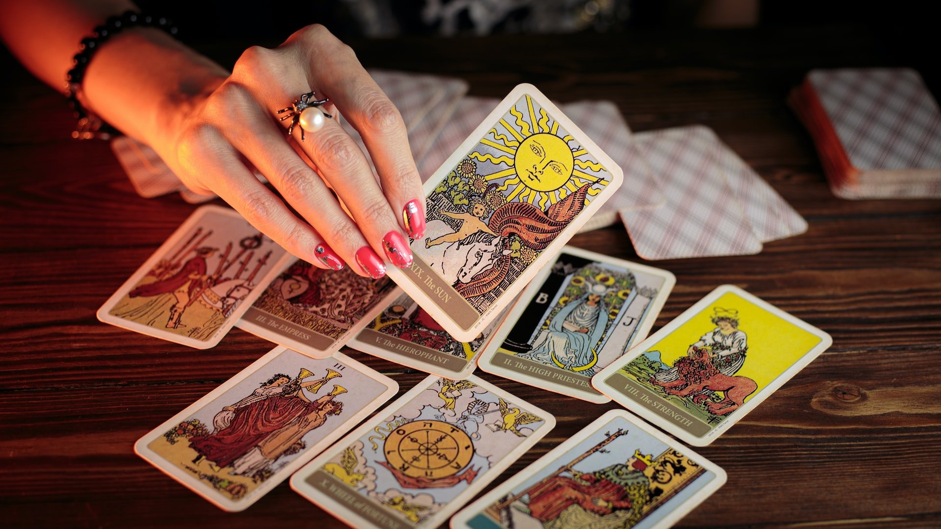 Cartes de tarot utilisées par une voyante taroloue à Paris