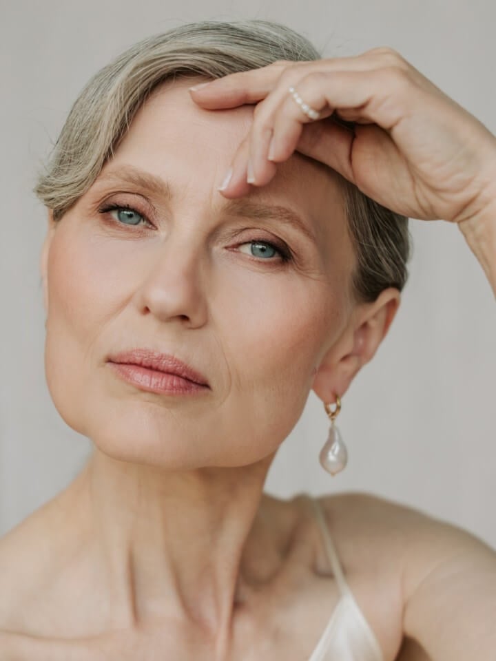 portrait de monique, en train de se concentrer avant une séance de voyance